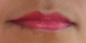 Close up of lips showing Flat Velvet Lipstick in the shade Rosé Pink
