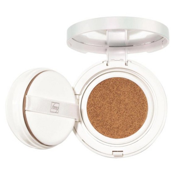 Open compact of the fmg Illuminating Cushion Corrector, against a white background.